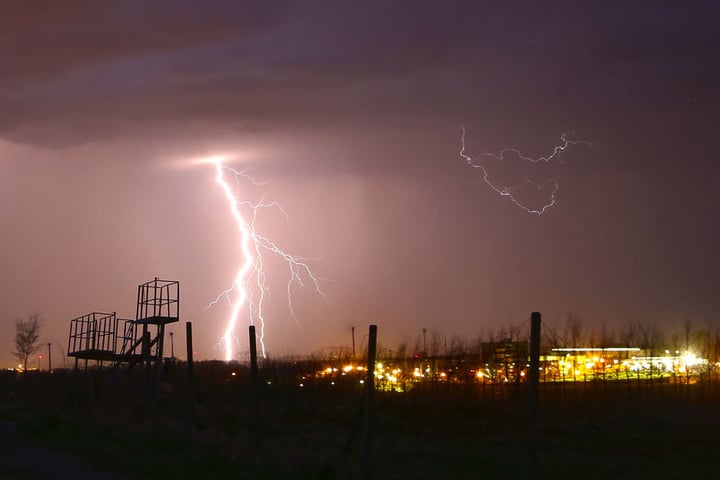 Gewitterfront zieht am Donnerstagabend bis kurz vor Hohenstein-Ernstthal. Fotografiert von der Lutherhöhe aus.
