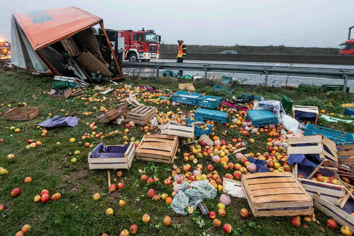 Bei Tageslicht war zu erkennen, dass der Lastwagen wohl Äpfel geladen hatte.