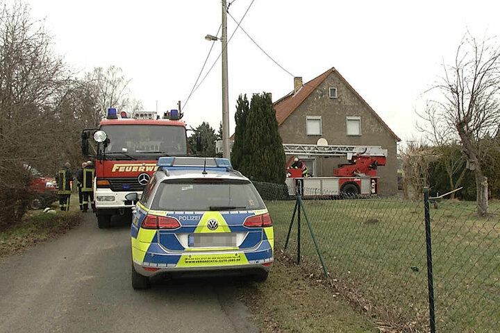Offenbar hat der Mann bereits seit dem Vortag in dem rund zwei Meter tiefen Brunnen gelegen.
