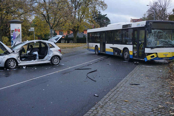 Laut Polizei hatte der Fahrer des Pkws den Linienbus übersehen.