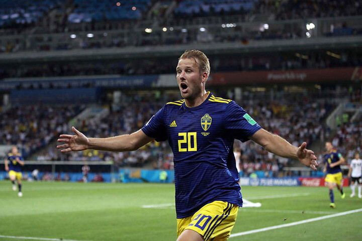 Ola Toivonen bejubelt sein Führungstor.
