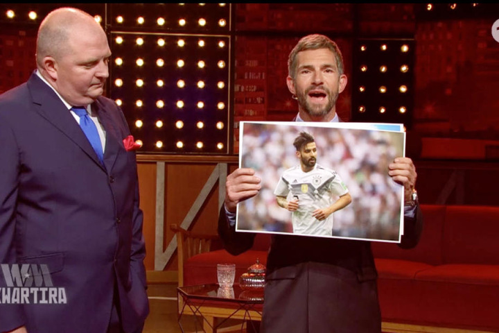 Micky Beisenherz (42) mit einem Foto von "Platte". Neben ihm Jörg Thadeusz (49).