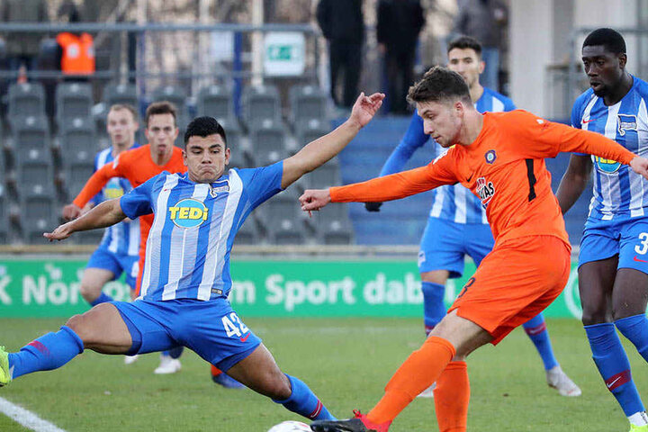 Tom Baumgart (M.) Im Testspiel des FC Erzgebirge bei Bundesligist Hertha BSC in Aktion. Der Mittelfeldmann bereitete das Führungstor der Auer vor.