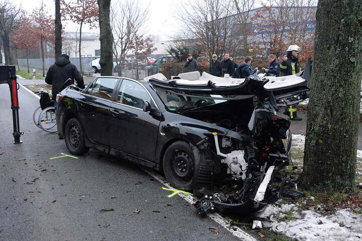 Die Feuerwehr musste die Frau aus dem Wrack befreien.