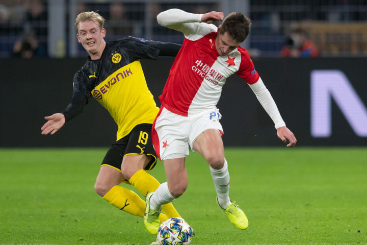 Dortmunds Julian Brandt und Lukas Masopust von Prag versuchen an den Ball zu kommen.