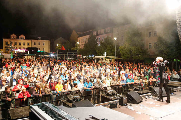 Ganz schön Stimmung: Bis in die Nacht hinein rockten die Stars auf den Medienbühnen die Festbesucher.