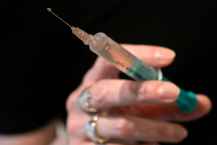Heroin wird per Spritze verabreicht und macht stark abhängig.