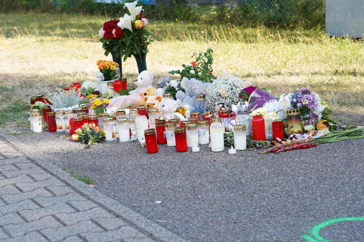 Blumen, Kerzen und Plüschtiere zeugen von der Anteilnahme der Menschen an dem tragischen Unfall.