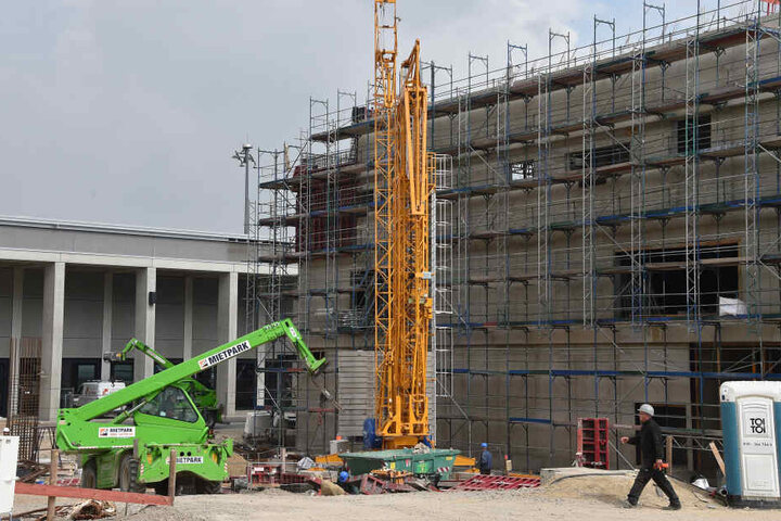 Am Pier Nord des zukünftigen Hauptstadtflughafens Willy Brandt wird an den Erweiterungbauten gearbeitet.