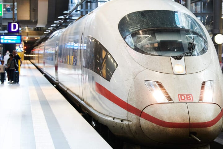 Damit der Fahrplanablauf gewährt werden kann, muss die Bahn mehr Mitarbeiter einstellen. (Archivbild)