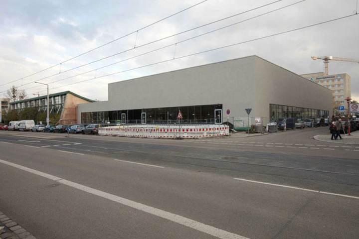 So sieht die neue Schwimmhalle von außen aus.