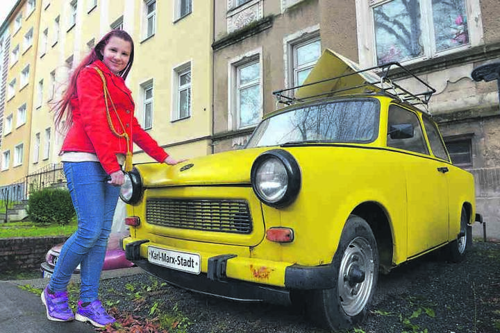 Viele wollten ihn, nicht jeder bekam
ihn - den Trabant. Auch dieses gelbe
Exemplar aus der Sammlung von
Heidi Dentler (54) - hier mit Enkelin
Saskia (11) - kommt unter den
Hammer.