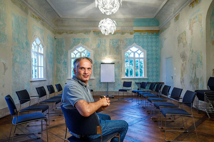 Klaus Dilcher (53) ließ das „Waldschlösschen“ penibel genau sanieren. Zum Tag des offenen Denkmals öffnet er die Tore - und zeigt auch den „großen Saal“ (F.)