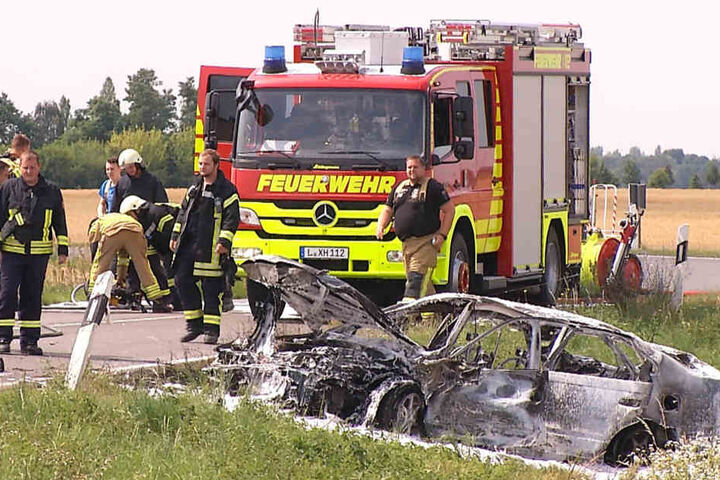 Das Unfallauto landete im Feld, brannte komplett aus.