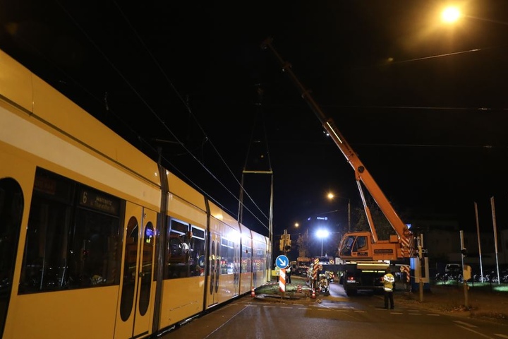 Mithilfe eines Krans musste die Bahn wieder aufgegleist werden. Erst nach Stunden war es soweit.