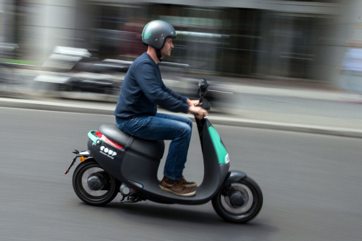 Der Rollerfahrer erfasste den Elfjährigen im Vorbeifahren. (Symbolbild)