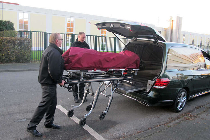 Nach der Obduktion ergab sich ein ganz anderes Bild: Die Frau beging keinen Suizid, sondern wurde brutal ermordet.