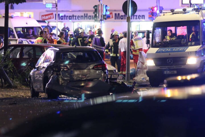 Polizei und Feuerwehr sperrten den Kreuzungsbereich ab.