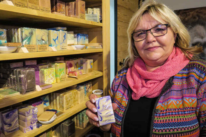 Sabine Richter (53) stellt Seife aus Alpaka-Fasern her.