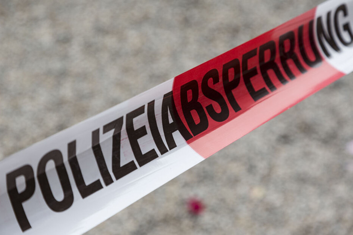 Die Polizei fahndet nun nach zwei jungen Männern (Symbolbild).