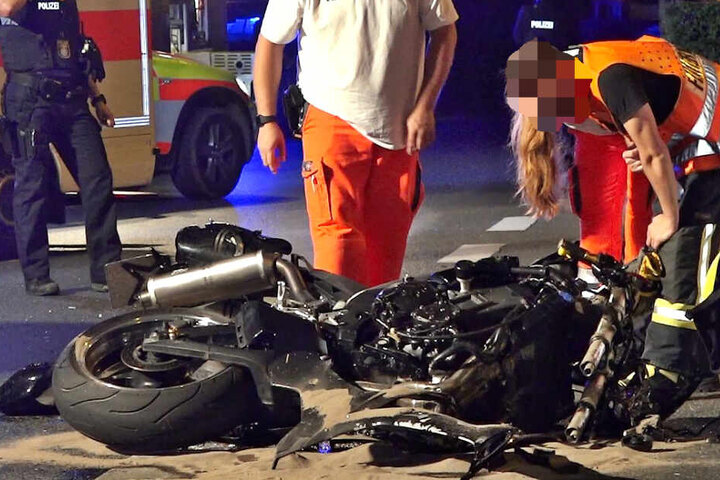 Ein Motorradfahrer erlitt bei dem Crash lebensgefährliche Verletzungen.