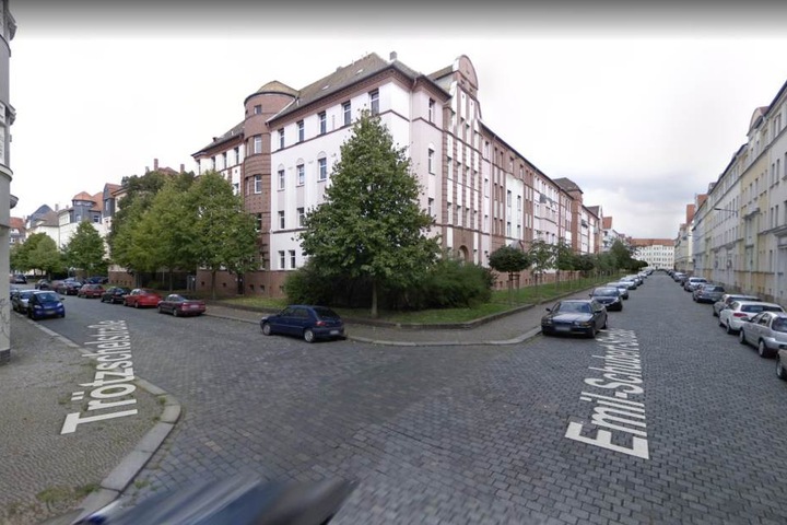 Als er von der Trötzschel- in die Emil-Schubert-Straße rannte, wurde der Chemie-Anhänger von hinten festgehalten und verprügelt.