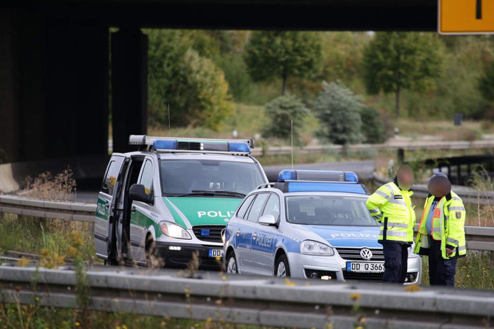 Zwei Polizeibeamte stehen an der Unglückstelle.