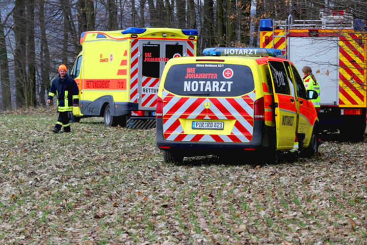 Sanitäter versorgten den Verletzten, bevor er mit einem Hubschrauber ins Krankenhaus gebracht wurde.