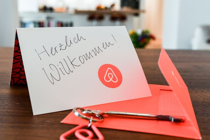 Airbnb wird vorgeworfen, mit Wohnungen gegen das Zweckentfremdungsverbot zu verstoßen. (Archivbild)