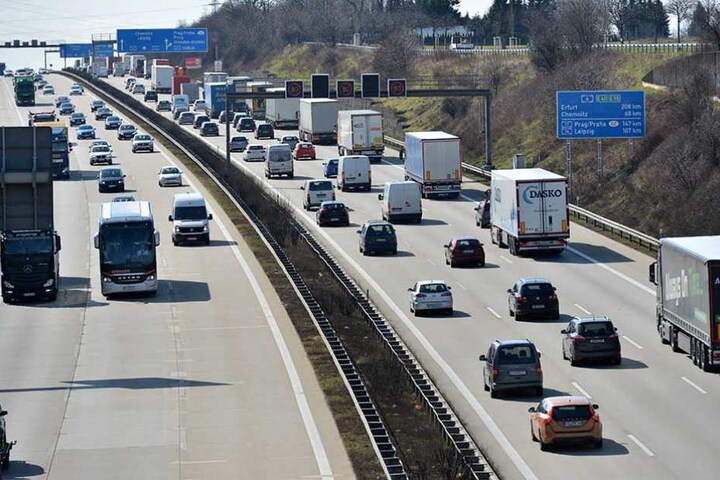 Auf diesem Abschnitt der A 4 nahe der Raststätte" Dresdner Tor" wird die Fahrbahn saniert.