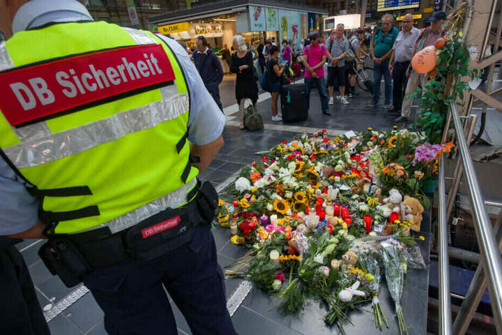 In den folgenden Tagen zeigten die Menschen ihre Anteilnahme mit Blumen, Kondolenz-Karten und Plüschtieren.