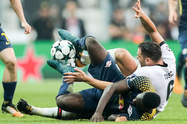 Leipzigs Jean-Kevin Augustin (unten) und Istanbuls Dusko Tosic im Duell.