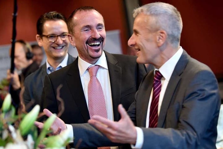 Das Glück ist dem frisch vermählten Paar ins Gesicht geschrieben.