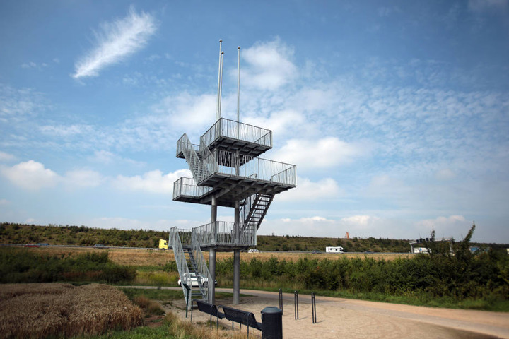 Dieser Aussichtsplattform im Landschaftspark Belvedere gehört ebenfalls zur Bustour. Von der Plattform könne kaum Ausschau gehalten werden, kritisiert der Bund der Steuerzahler seit dem Bau.