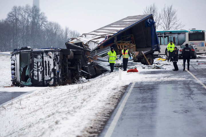 Der Lkw kippte in die Böschung.