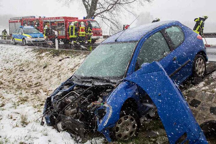 Der Peugeot war zuvor durch eine Leitplanke gebrettert.