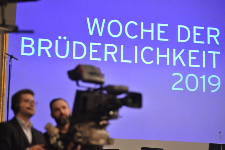 Der Schriftzug "Woche der Brüderlichkeit" ist im Staatstheater zu lesen. Hier findet die Zentrale Eröffnungsfeier zur Woche der Brüderlichkeit statt.