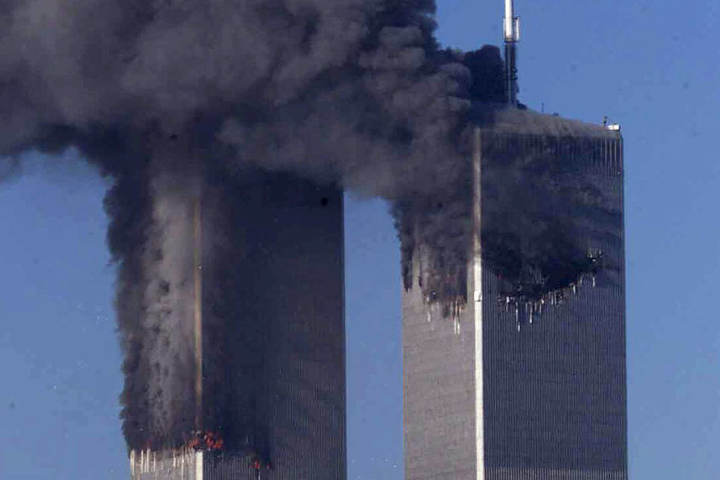Bei den Terroranschlägen vom 11. September 2001 wurden die Zwillingstürme des World Trade Centers in New York durch zwei Flugzeuge getroffen und zerstört (Archivbild).