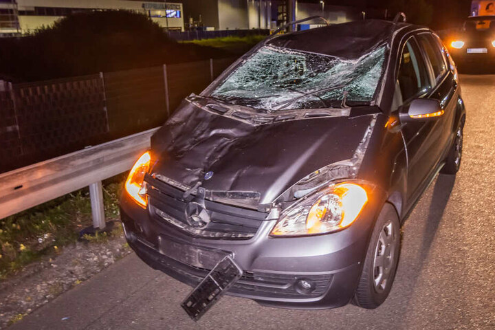 Der Mercedes ist durch den Aufprall stark beschädigt worden.