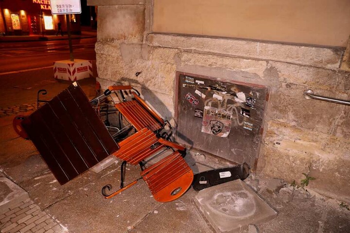 Auf ihrer Crash-Fahrt durch Pieschen krachten die Männer mit dem VW gegen eine Hauswand und überführen das Inventar, das auf dem Gehweg vor einem Café stand.