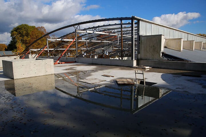 Zwei 30 Meter lange Stahlträger spannen sich über die gesamte Breite des
neuen Domizils.