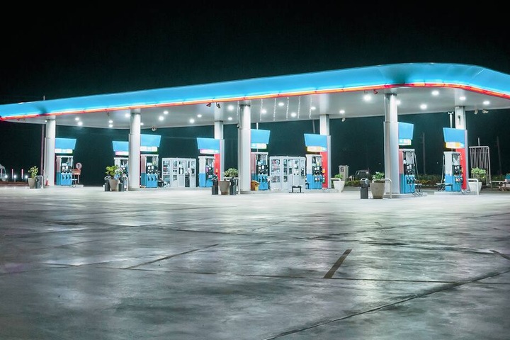 Die Räuber flohen mit einigen Tabakwaren aus der Tankstelle (Symbolbild).