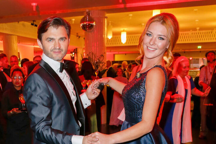 Unterstützt wird sie dabei von Lenn Kudrjawizki, hier zu sehen an der Seite von Deborah Kahl (26) beim Leipziger Opernball 2018.