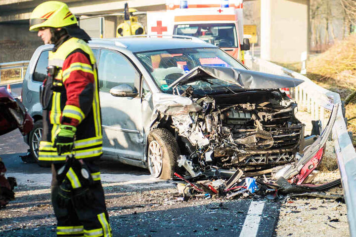 Auf der Staatsstraße 2230 ist es in Bayern zu einem schweren Unfall gekommen.