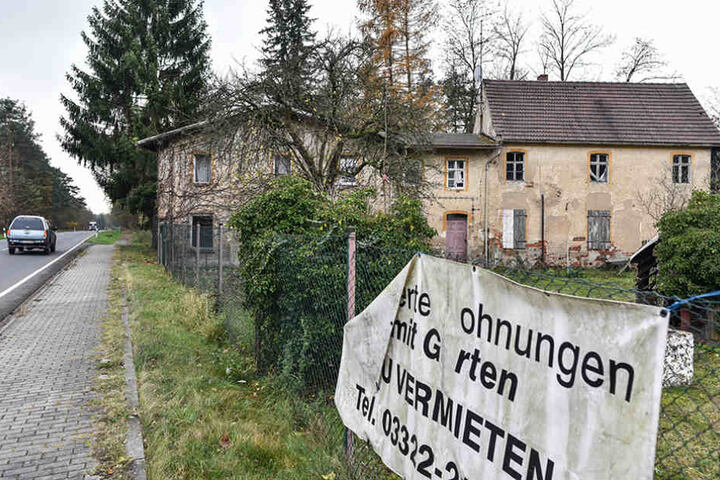 Baufällige Wohnhäuser im kleinen Dorf Alwine an der Landstraße 65.