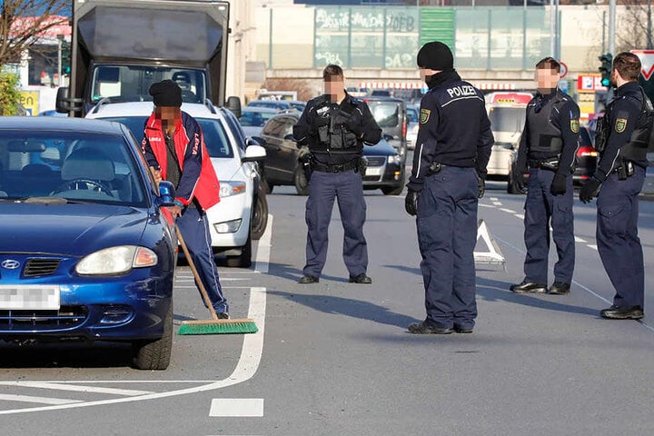 Unter Aufsicht musste der Mann seine Scherben selbst von der Fahrbahn kehren.