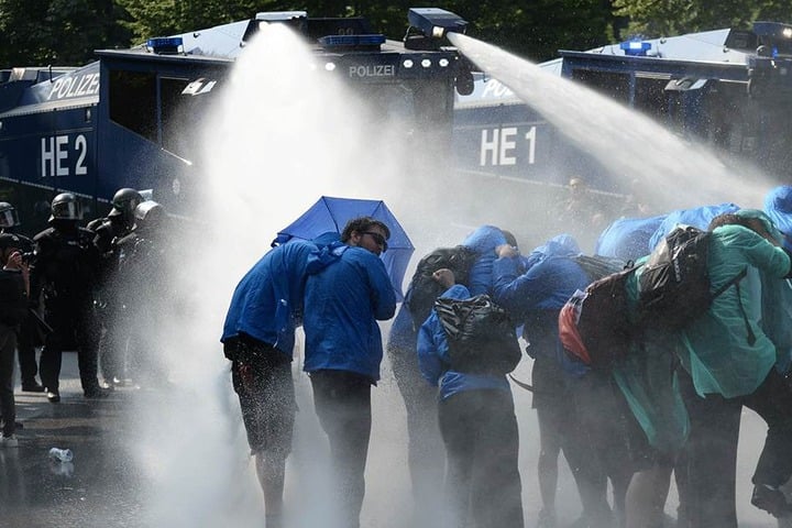 Die Polizei räumte eine Sitzblockade von Demonstranten im Schanzenviertel in Hamburg, u.a. auch mit Wasserwerfern.