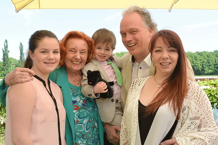 Die Familie Sarrasani vor der OP beim Aufgalopp der Morgenpost (v.l.): Satin (13), Ingrid (85), Noah (3), André (45) und Edith (40).