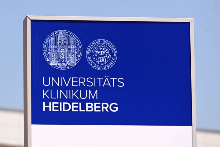 Ein Schild weist auf das Universitätsklinikum Heidelberg hin.