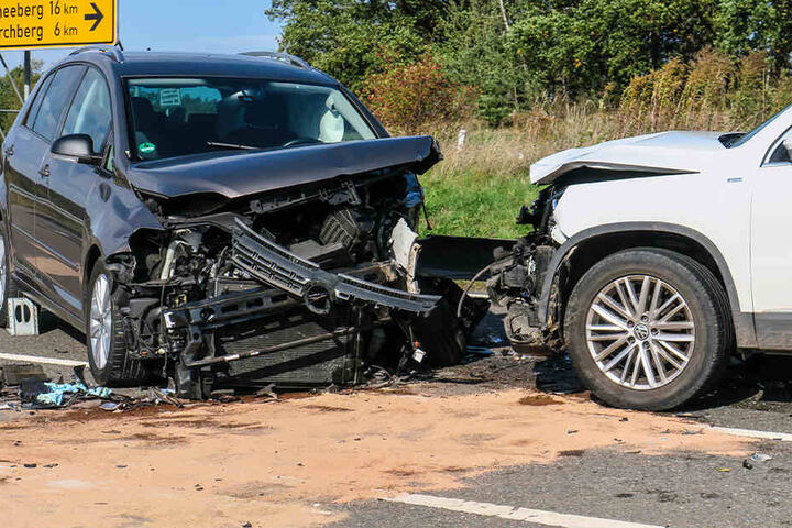 Bei dem Unfall waren zwei VW und ein BMW kollidiert.